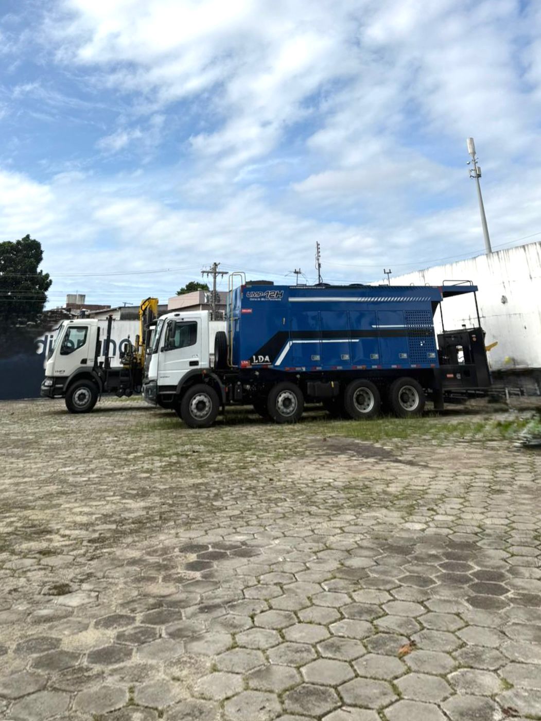 Caminhão Mercedes-Benz 3330 com Usina de Microrrevestimento Ano 2025