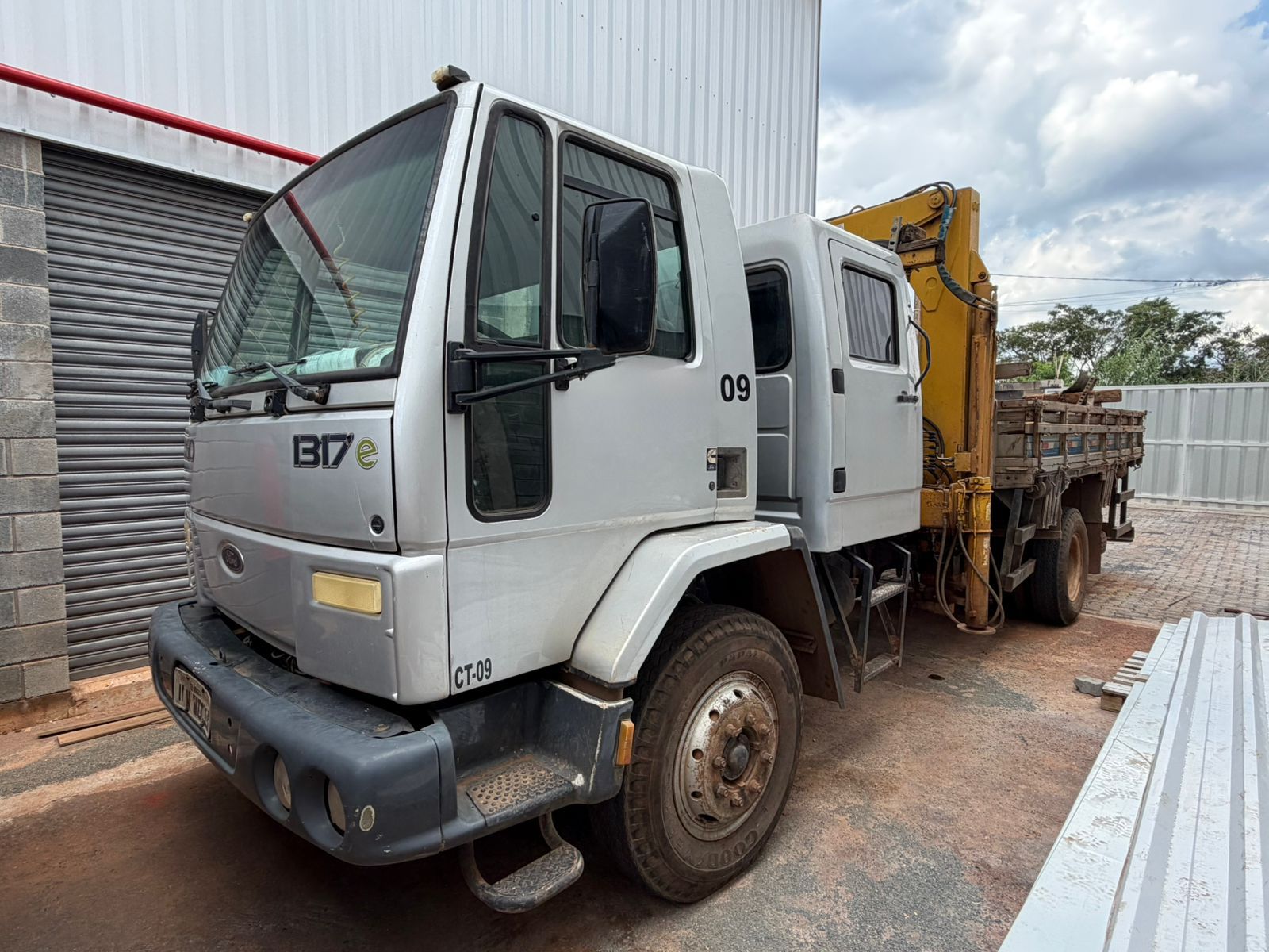 Caminhão Ford 1317E com Cabine Suplementar e Munck Madal 9000