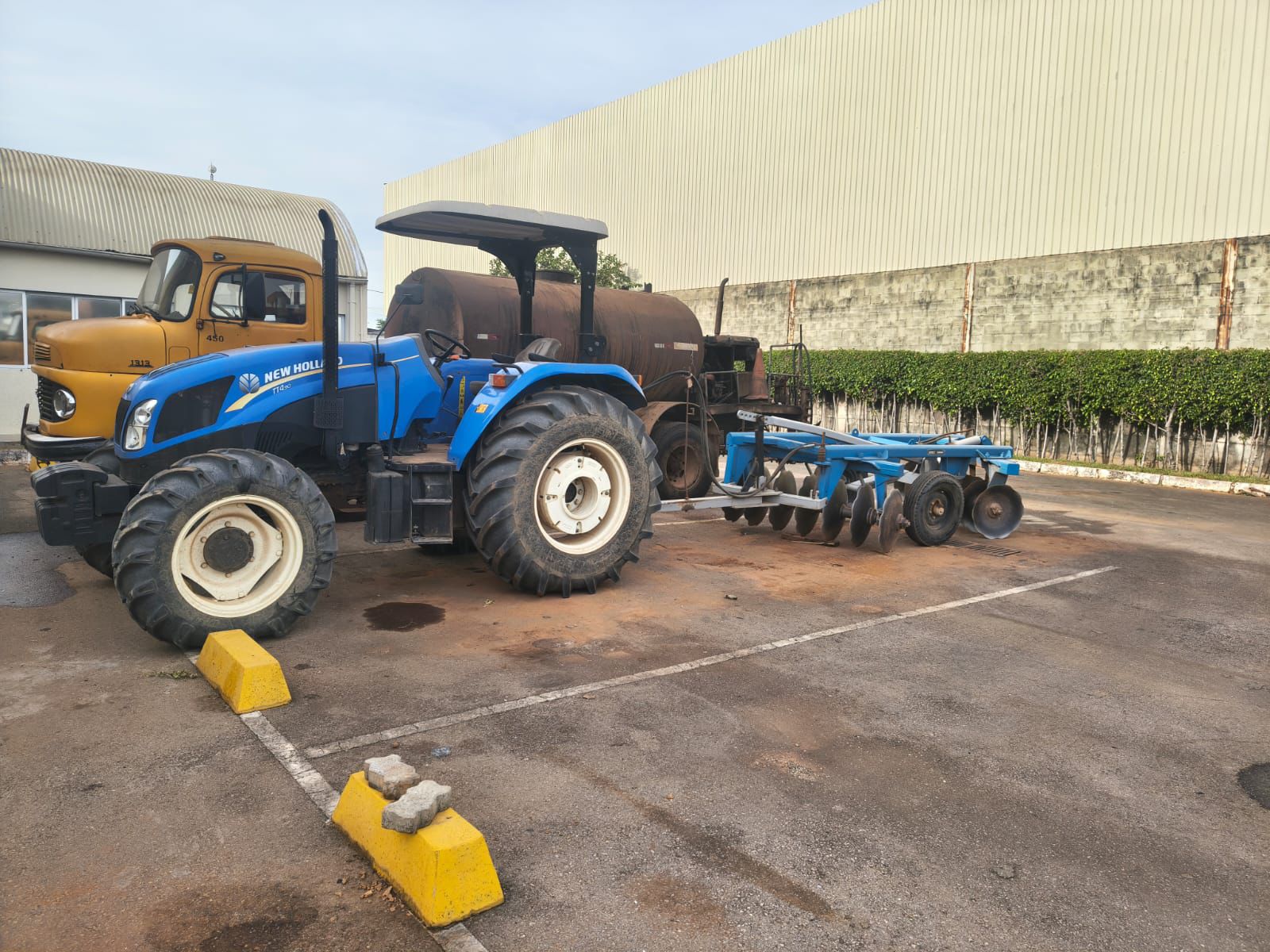 Trator New Holland TT4.90 com grade de 14 discos - Imagem 1
