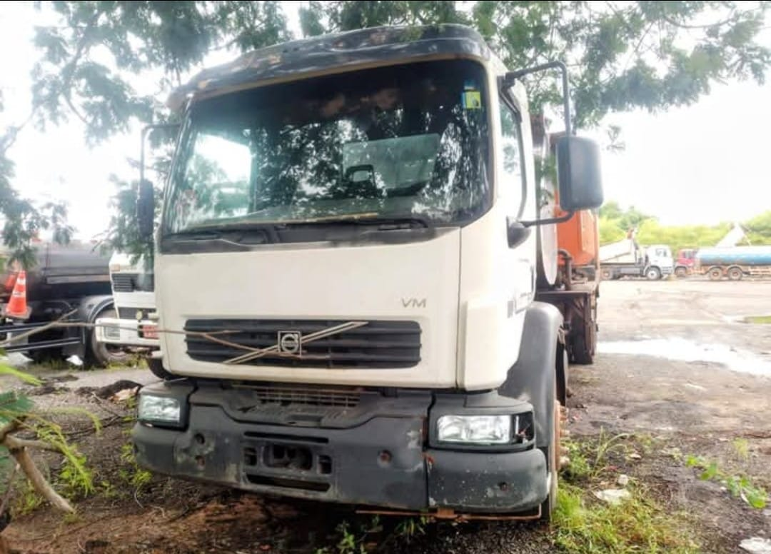 Caminhão Volvo VM 2006 com MDR LDA 9 m³ - Thumbnail 3