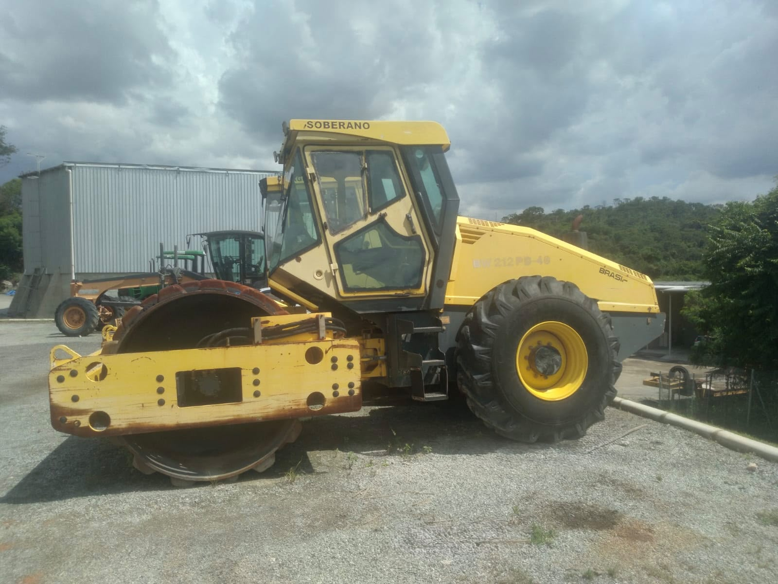 Rolo Compactador Bomag BW 212 PD-40 2011 com 3.000 horas